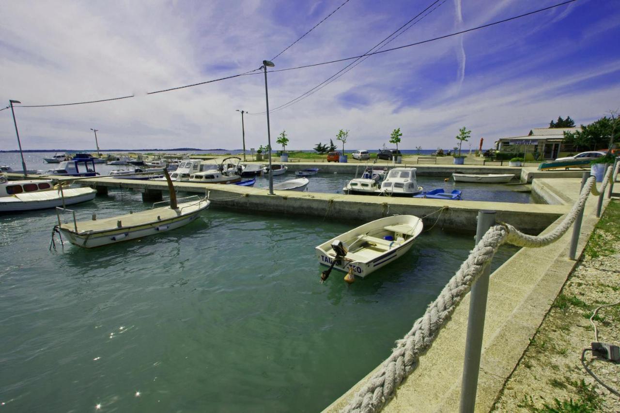 Family Beach Apartments Peroj Dış mekan fotoğraf