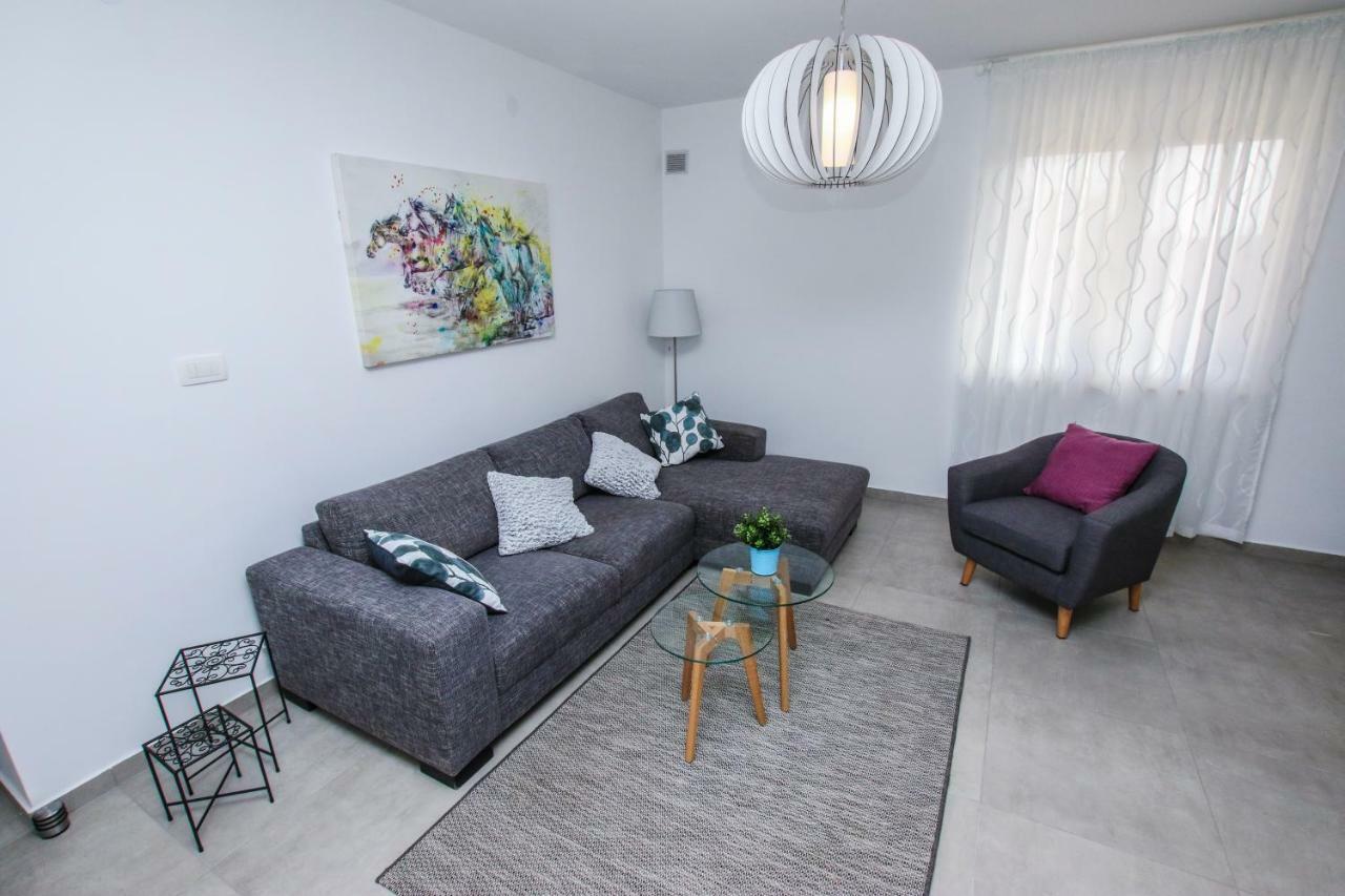 Family Beach Apartments Peroj Dış mekan fotoğraf